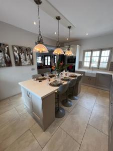 Η κουζίνα ή μικρή κουζίνα στο Villa with HEATED Pool and Amazing Mountain and Sea Views No Young Groups Allowed +37 φωτογραφίες