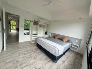 En eller flere senge i et værelse på El Rincón del Bosque + 24 billeder