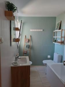 ein Badezimmer mit Waschbecken und Toilette in der Unterkunft Rincon de Almerimar Palm Beach Golf in Almerimar