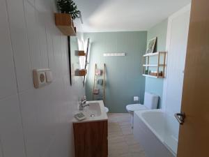 ein Badezimmer mit Waschbecken, Toilette und Badewanne in der Unterkunft Rincon de Almerimar Palm Beach Golf in Almerimar + 14 Fotos