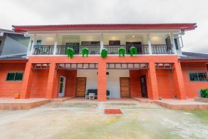 een rood bakstenen huis met een balkon bij KARN E2 House Khaoyai in Mu Si