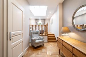 Postel nebo postele na pokoji v ubytování Venetian House Market Square Aparthotel + 115 fotografií