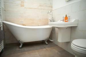 Et badeværelse på The Croft St Davids + 28 billeder