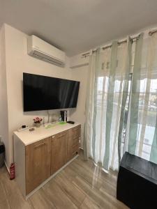 Et tv og/eller underholdning på Sunshine Ofrynio Apartment with private pool 260cm x 160cm during summer