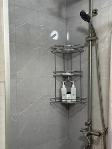eine Dusche mit zwei Flaschen auf einem Regal im Bad in der Unterkunft Villa Mountain Medeu in Almaty + 18 Fotos