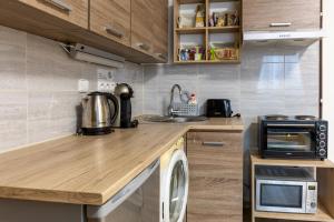 a kitchen with a counter top with a microwave at Ubytováni u PÁji in Kynšperk nad Ohří
