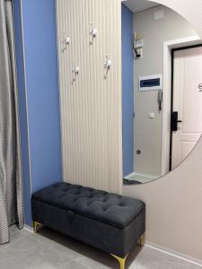 een kamer met een zwarte poef voor een spiegel bij FLAT24 - Red in Zhezdi