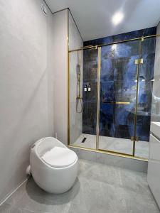 een badkamer met een toilet en een douche bij FLAT24 - Red in Zhezdi