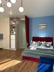een slaapkamer met een rood bed en een blauwe muur bij FLAT24 - Red in Zhezdi