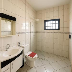 un bagno bianco con un water e un lavandino di Stallage Hotel a São Pedro