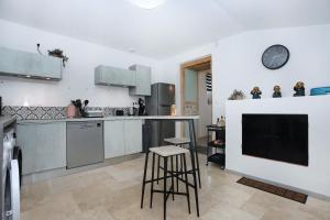 Køkken eller tekøkken på Le Gîte du Couesnon - à 45min du Mont St Michel + 4 billeder