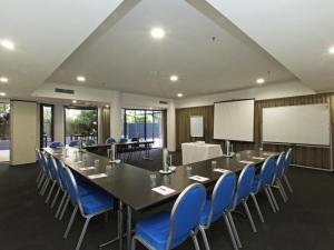 une salle de conférence avec une grande table et des chaises bleues dans l'établissement BreakFree Grand Pacific, à Caloundra 105 autres photos
