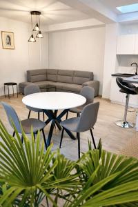 een woonkamer met een tafel en stoelen bij Vodno Apartment - Top location and private parking in Skopje