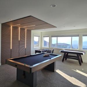 Biliár nebo kulečník v ubytování Mountain Retreat with Views, Hot Tub, Games & AC + 39 fotografií