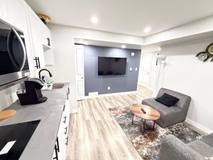 een woonkamer met een bank en een tv bij 2-Bed Cozy Nest in Winnipeg