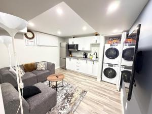 een woonkamer met een bank en een keuken bij 2-Bed Cozy Nest in Winnipeg +8 foto's
