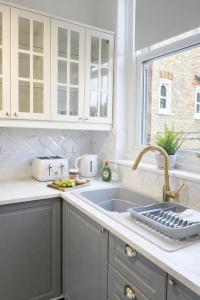 Køkken eller tekøkken på Castle Mount Deluxe Apartment