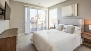 een slaapkamer met een bed en een groot raam bij Landing Apartments - Leander in Leander +21 foto's