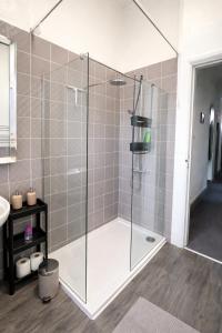 Et badeværelse på Castle Mount Deluxe Apartment + 35 billeder