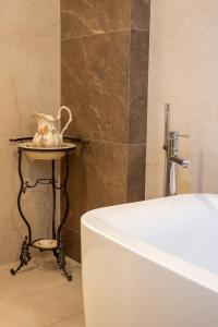 Koupelna v ubytování Doa Boutique Hotel + 74 fotografií