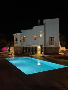 Πισίνα στο ή κοντά στο Villa with HEATED Pool and Amazing Mountain and Sea Views No Young Groups Allowed