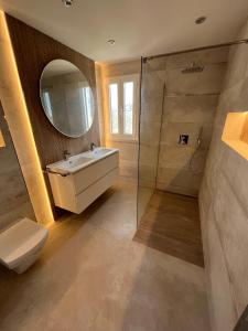 Ένα μπάνιο στο Villa with HEATED Pool and Amazing Mountain and Sea Views No Young Groups Allowed