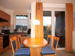 Køkken eller tekøkken på Haus Roland- Whg 15 mit Schwimmbad und Sauna