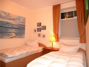 En eller flere senge i et værelse på Haus Roland- Whg 15 mit Schwimmbad und Sauna