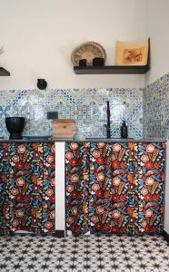 een keuken met een muurschilding van superhelden. bij Casa Cucunci in Modica +22 foto's