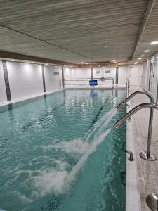 ein großer Pool mit Wasser aus ihm in der Unterkunft Kylpylähotelli Pohjanranta in Keminmaa