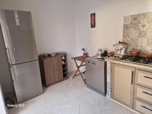 een keuken met een koelkast en een fornuis bovenste oven bij bedroom double bed private bathroom in Agadir