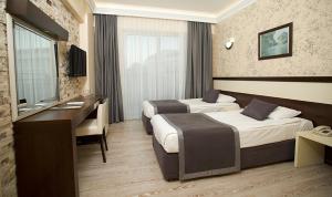 TV a/nebo společenská místnost v ubytování Camyuva Beach Hotel