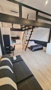 un soggiorno con una scala e un divano di Dream Apartments 3B KLIMATYZACJA a Oświęcim