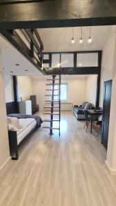 una camera da letto soppalcata con un letto e una scala a chiocciola di Dream Apartments 3B KLIMATYZACJA a Oświęcim
