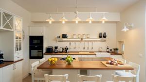 een keuken met een houten aanrecht in een kamer bij VILLA FRANCESCA 10, Emma Villas in Volterra +16 foto's