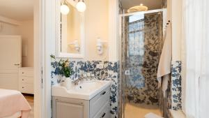 een badkamer met een wastafel en een douche bij VILLA FRANCESCA 10, Emma Villas in Volterra