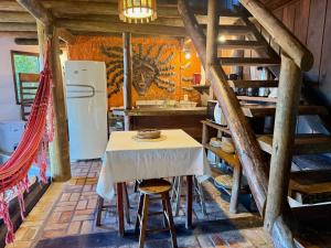 una cocina con una mesa y un refrigerador en Pousada Uhuru, en Praia do Rosa 27 fotos más