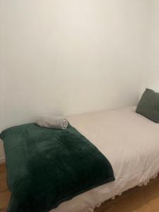 Giường trong phòng chung tại Chestnut Home +3 ảnh