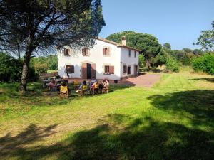 a group of people sitting outside of a white house at FRANCIAC Casanova in Franciach
