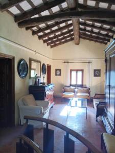 ein Wohnzimmer mit Sofa und Tisch in der Unterkunft FRANCIAC Casanova in Franciach