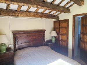 ein Schlafzimmer mit einem Bett und zwei Lampen an Tischen in der Unterkunft FRANCIAC Casanova in Franciach