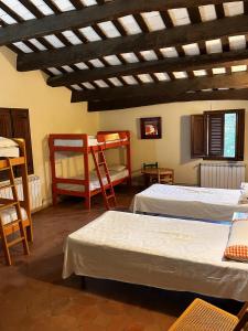 ein Schlafzimmer mit zwei Betten und einem Etagenbett in der Unterkunft FRANCIAC Casanova in Franciach