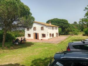 eine Gruppe von Menschen sitzt vor einem weißen Haus in der Unterkunft FRANCIAC Casanova in Franciach + 13 Fotos