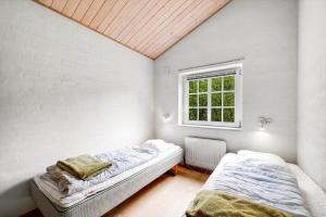 two beds in a room with a window at 20832-Tim-Alrum-1 in Alrum