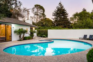 una piscina davanti a una casa di Fernald Point Adventure a Montecito