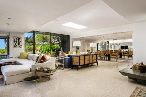 un soggiorno con un divano e un tavolo di Fernald Point Adventure a Montecito