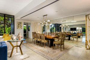 una sala da pranzo e un soggiorno con tavolo e sedie di Fernald Point Adventure a Montecito