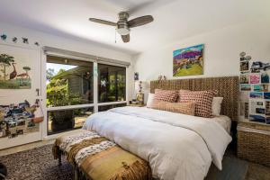 una camera da letto con un letto grande e una finestra di Fernald Point Adventure a Montecito Altre 23 foto