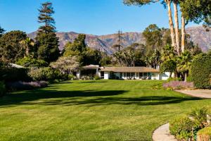 una casa con un giardino verde con montagne sullo sfondo di Fernald Point Adventure a Montecito
