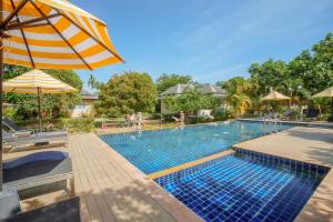 Hồ bơi trong/gần Perennial Resort